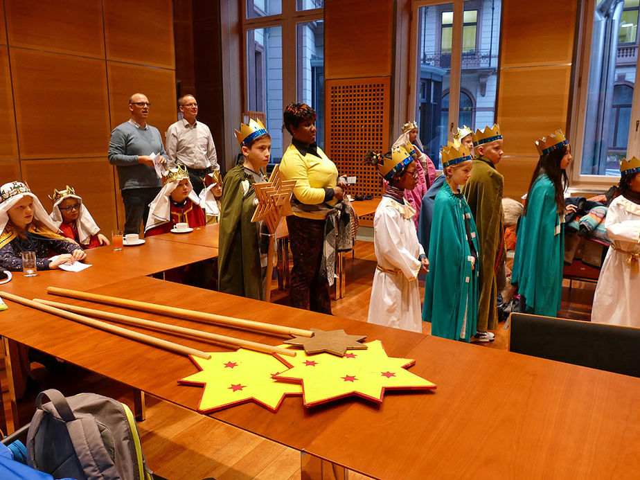 Naumburger Sternsinger zu Besuch beim Hessischen Ministerpräsidenten Volker Bouffier (Foto: Karl-Franz Thiede)